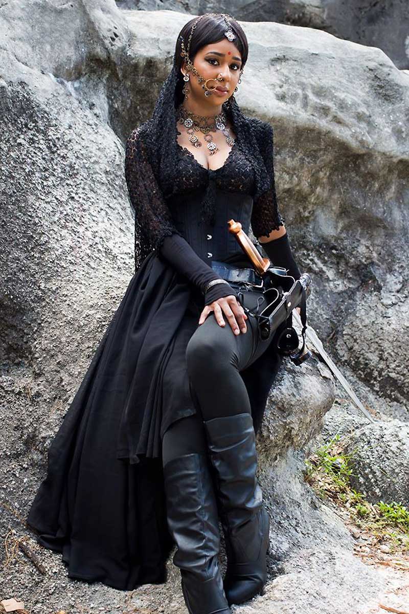 Индианка в одежде фрик