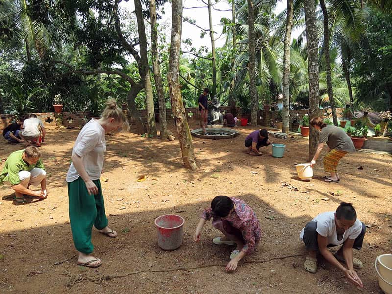 Карма йога в ашраме Индии