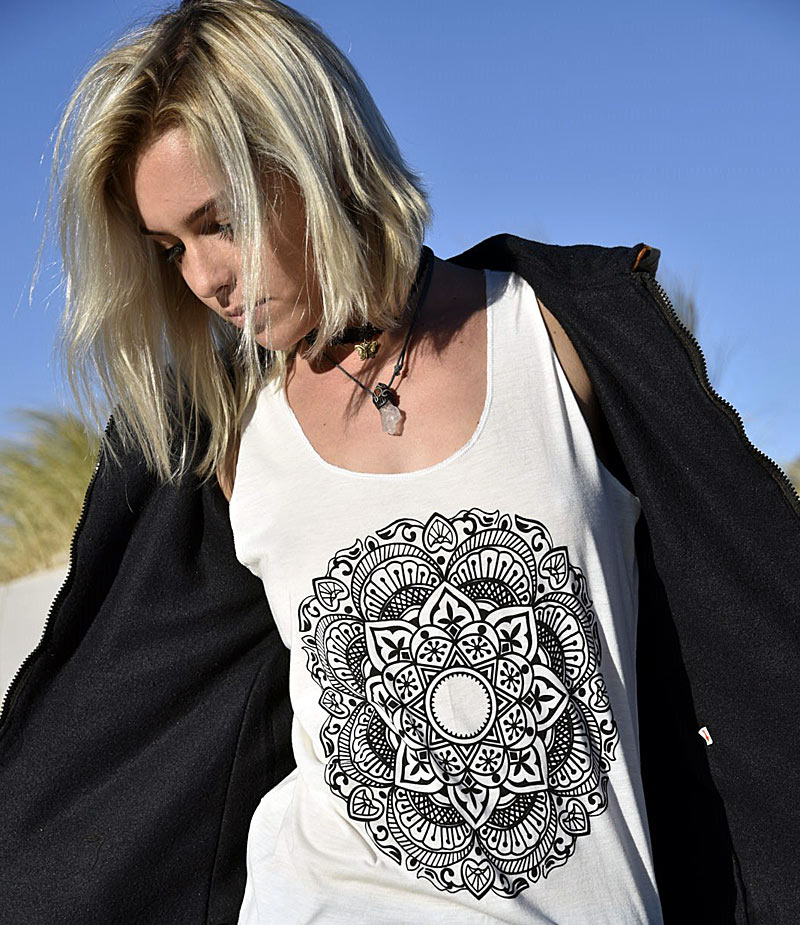 Белая футболка