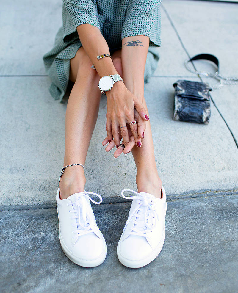 Модные белые кроссовки