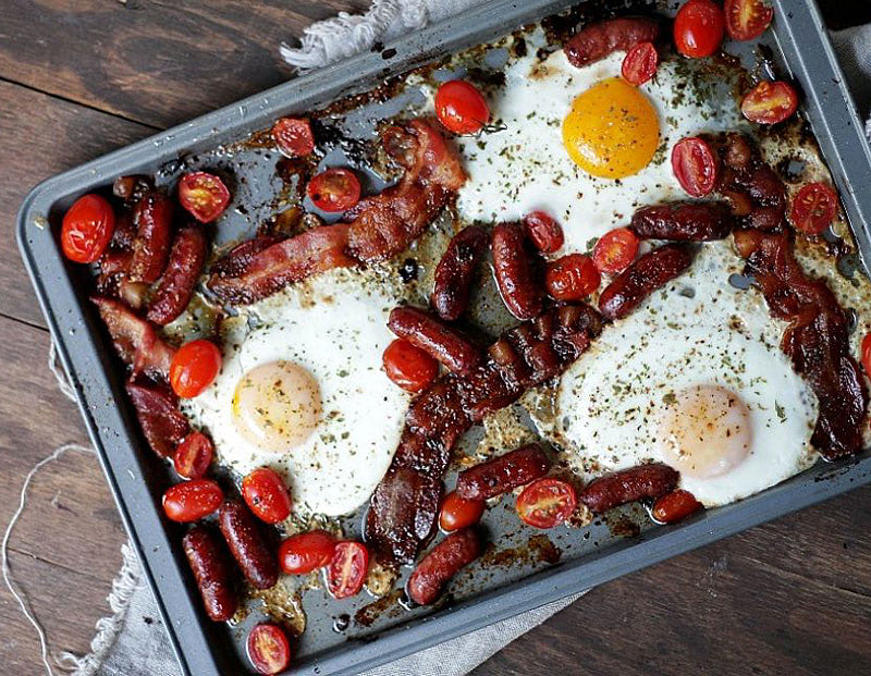 Простое блюдо из яиц с колбасой и помидорами черри