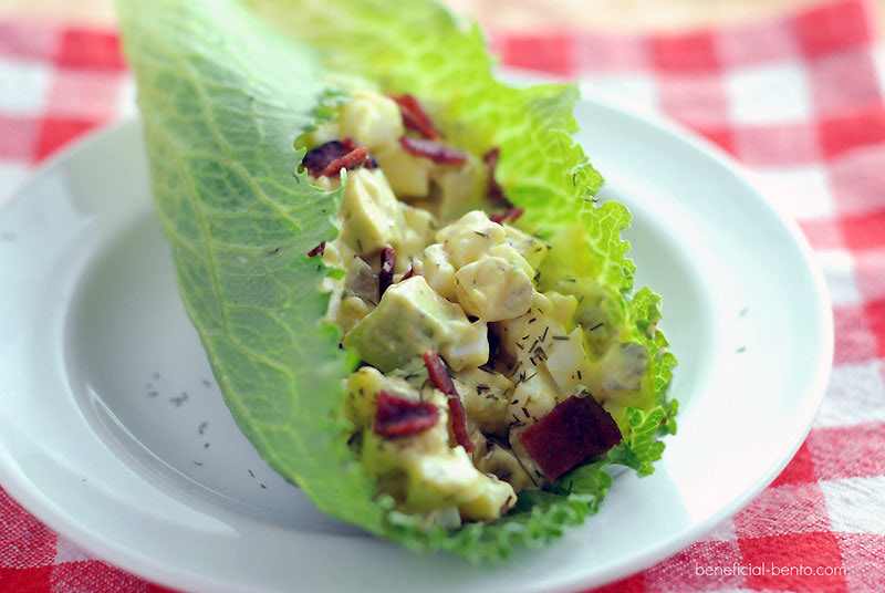 Салат из авокадо с беконом — простое блюдо из яиц