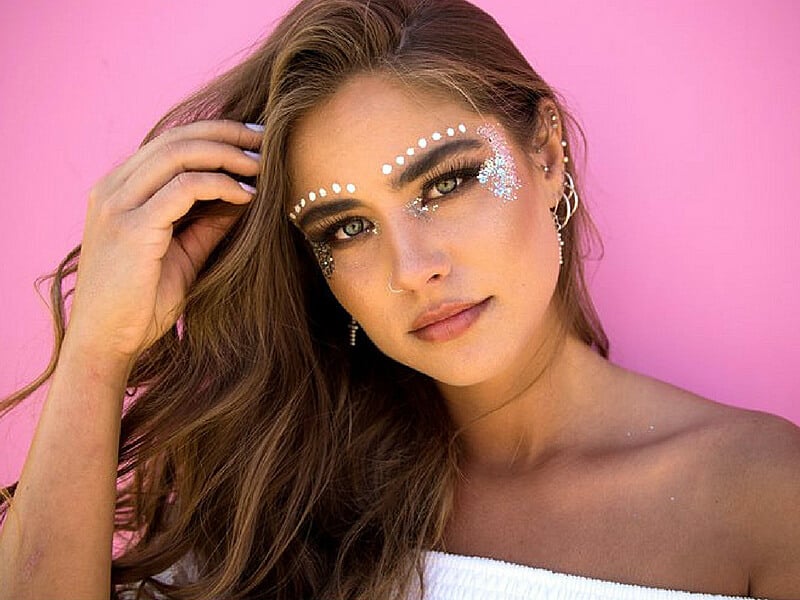 Бохо макияж участницы фестивале Коачелла