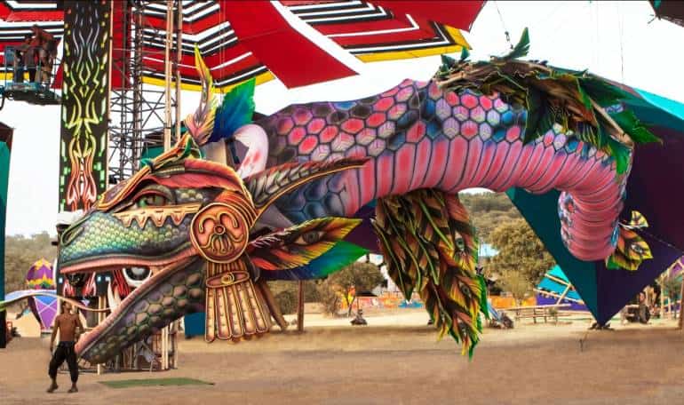 Фигура на фестивале для развлечения слушателей