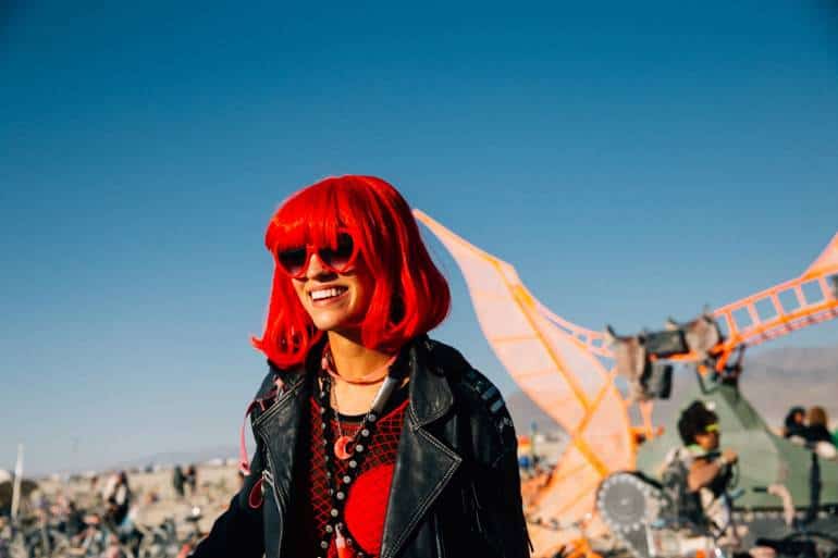 Девушка с красными волосами на фестивале