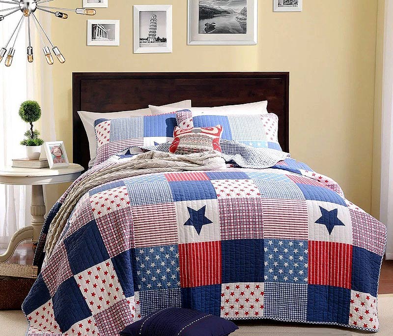 Декоративное покрывало для спальни в технике пэчворк