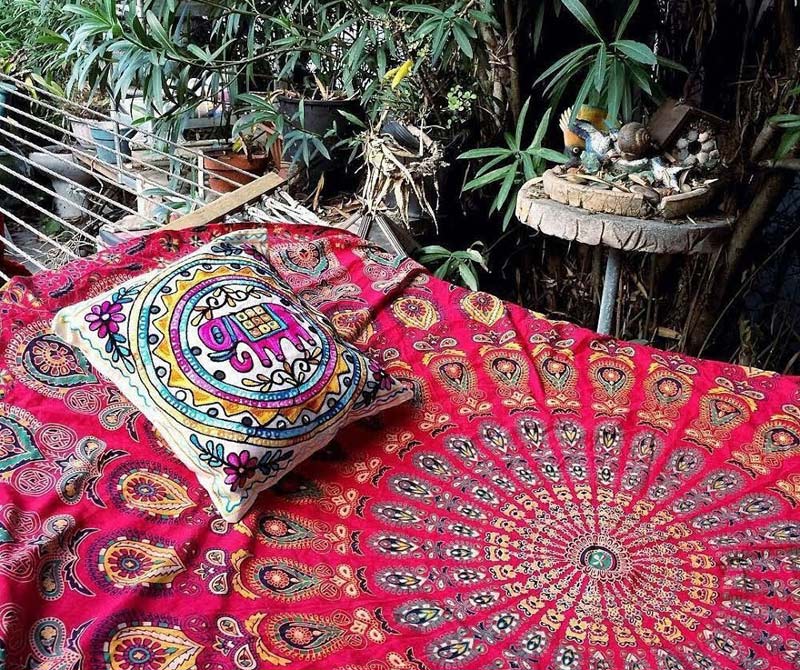 Декоративное покрывало в гамаке