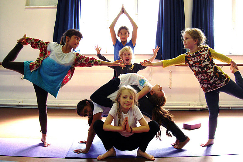 Веселая детская йога