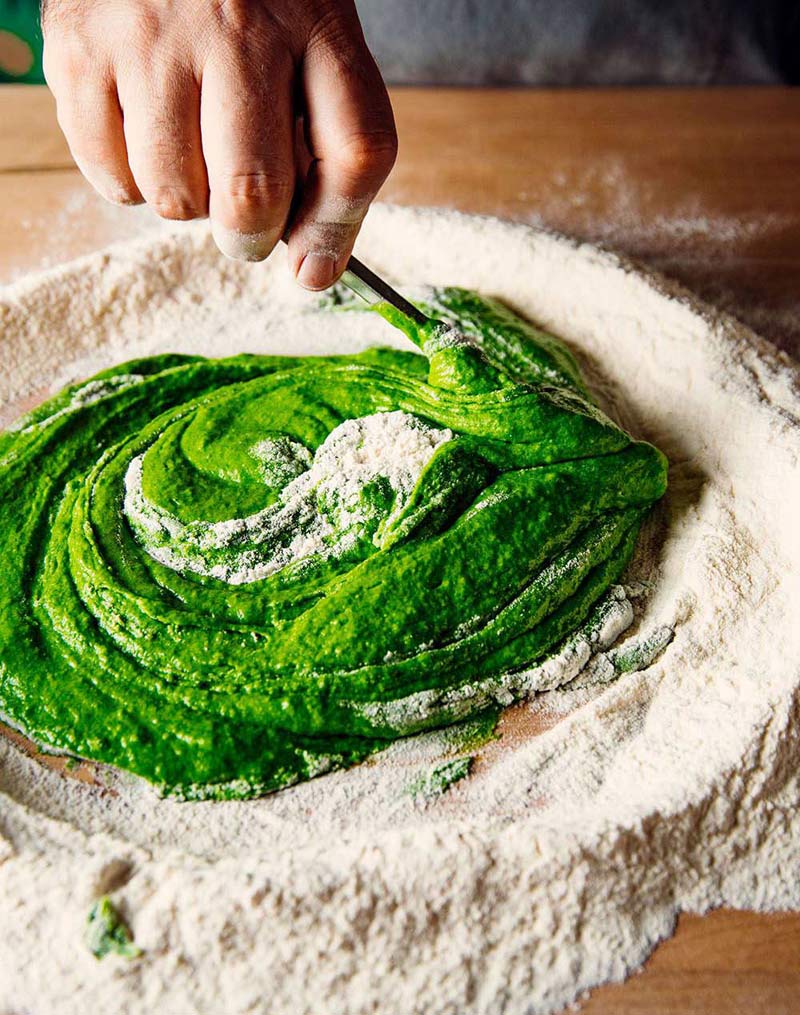 Дикая весенняя зелень в тесте