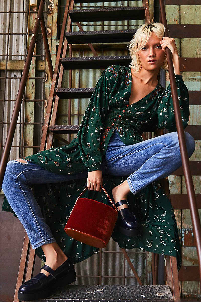 Модные женские джинсы бананы