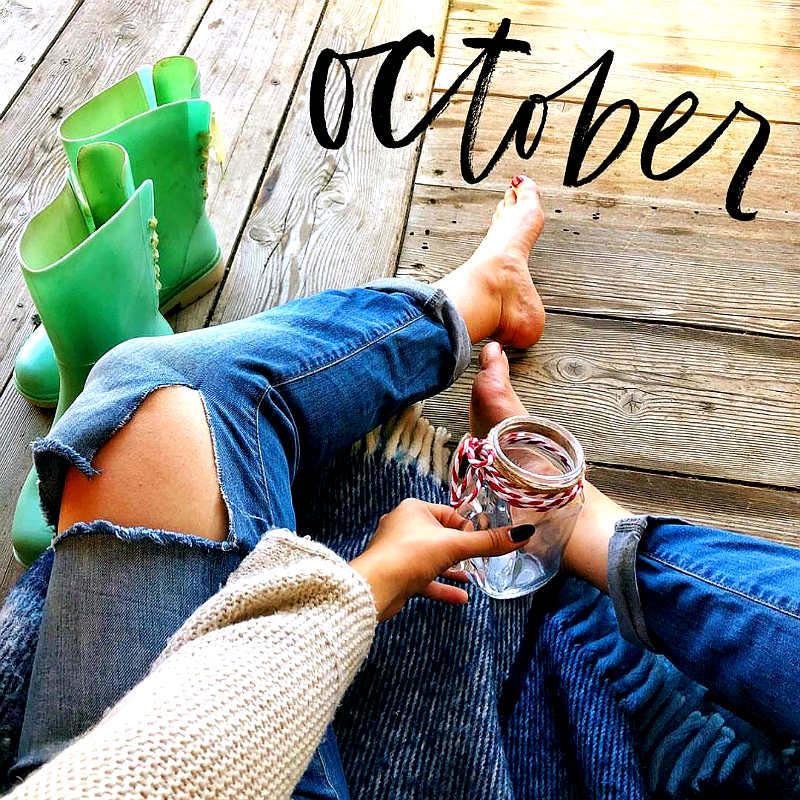 Рваные модные женские джинсы