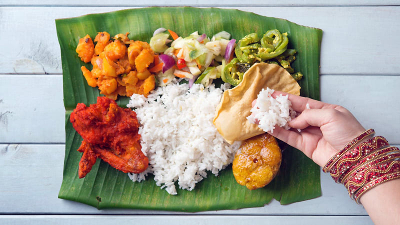 В Индии едят правой рукой