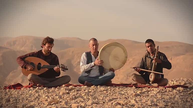 Этическая группа играет в пустыне