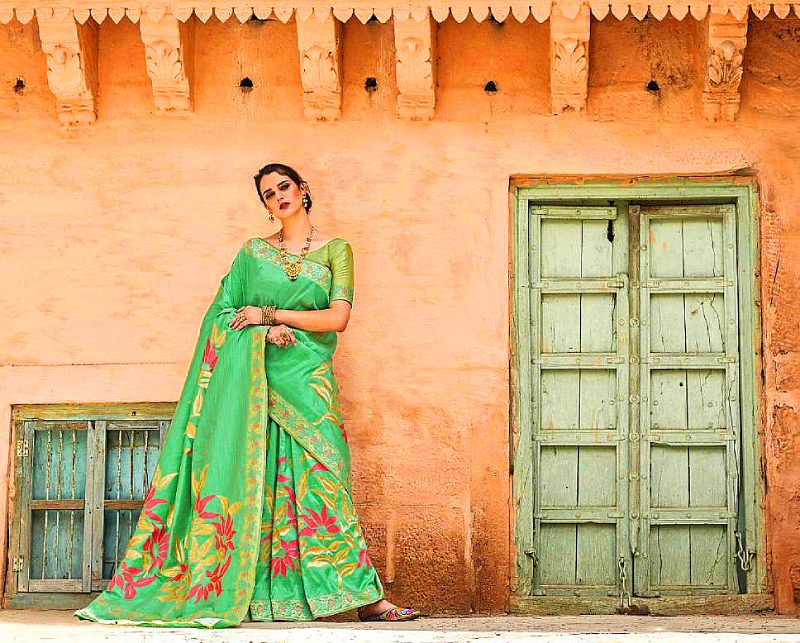 Костюм и сари