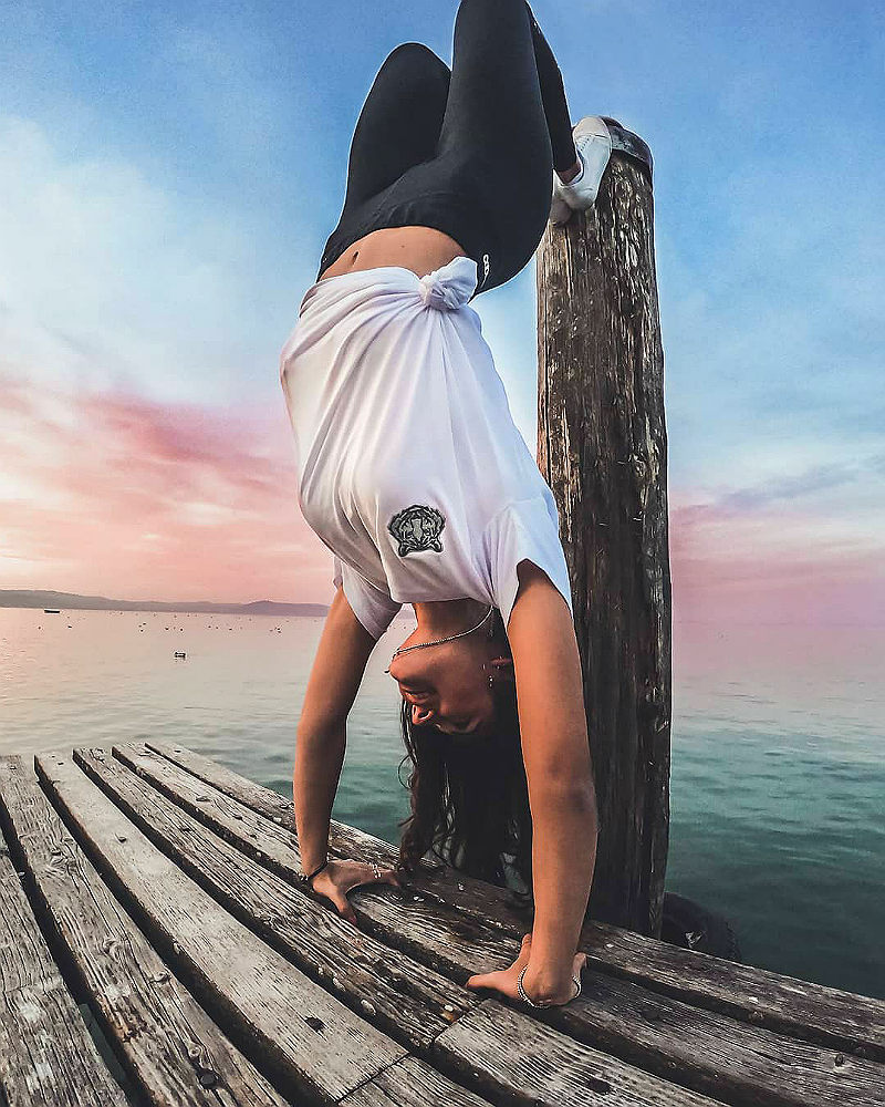 Белая женская футболка