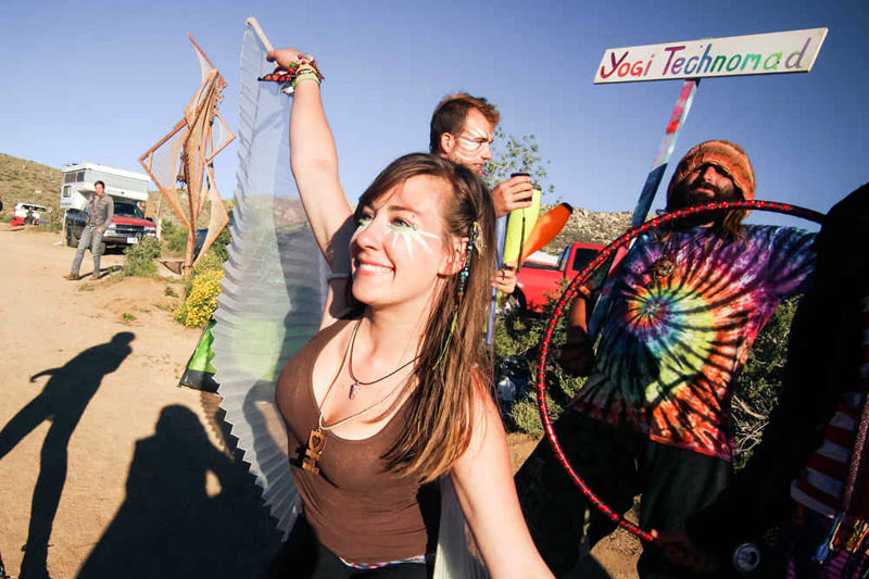 Коммуна хиппи веселится