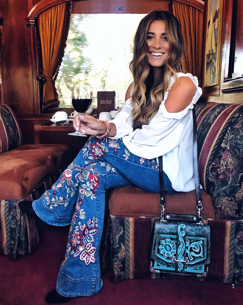 Хиппи-девушка в джинсах клеш