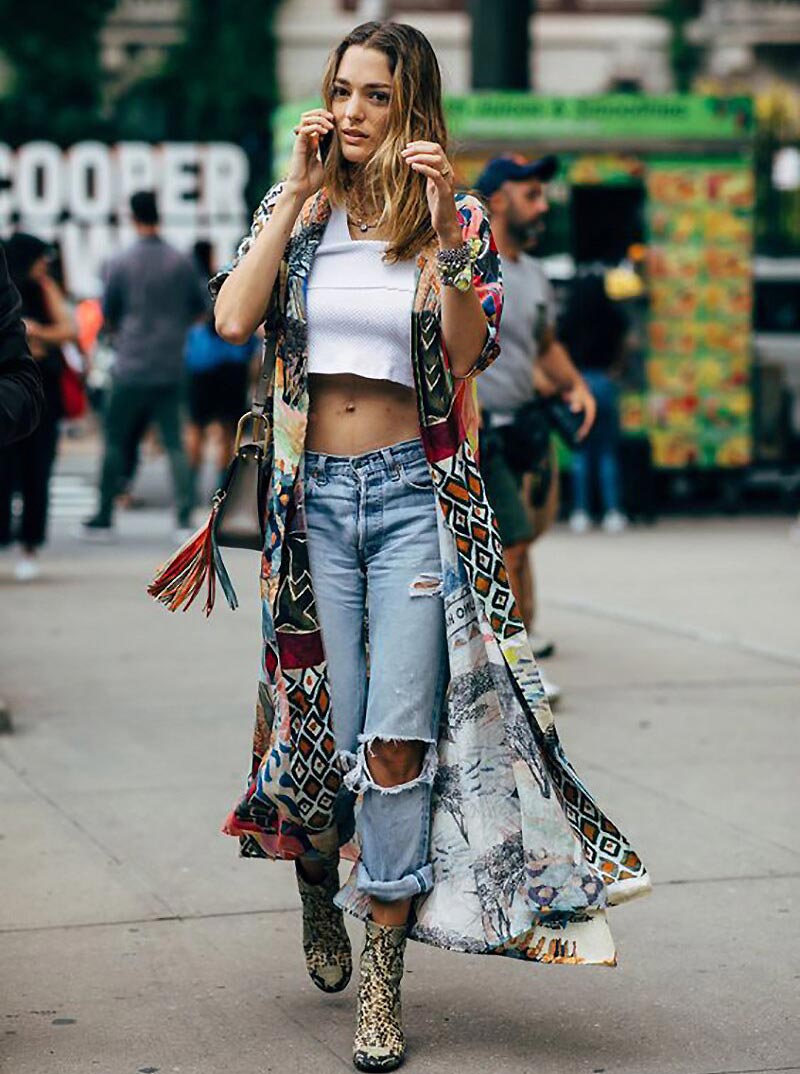 Хиппи-девушка в рваных джинсах