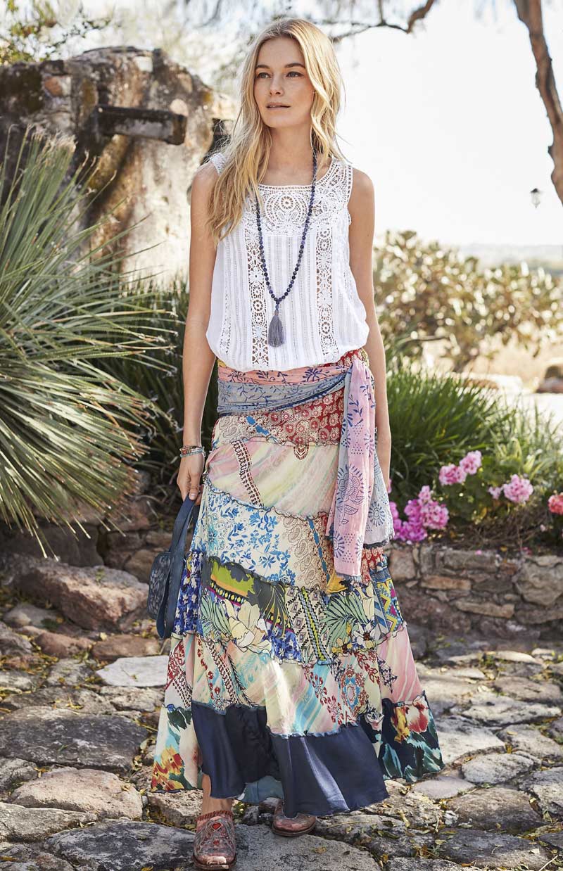 Хиппи-девушка в юбке пэчворк