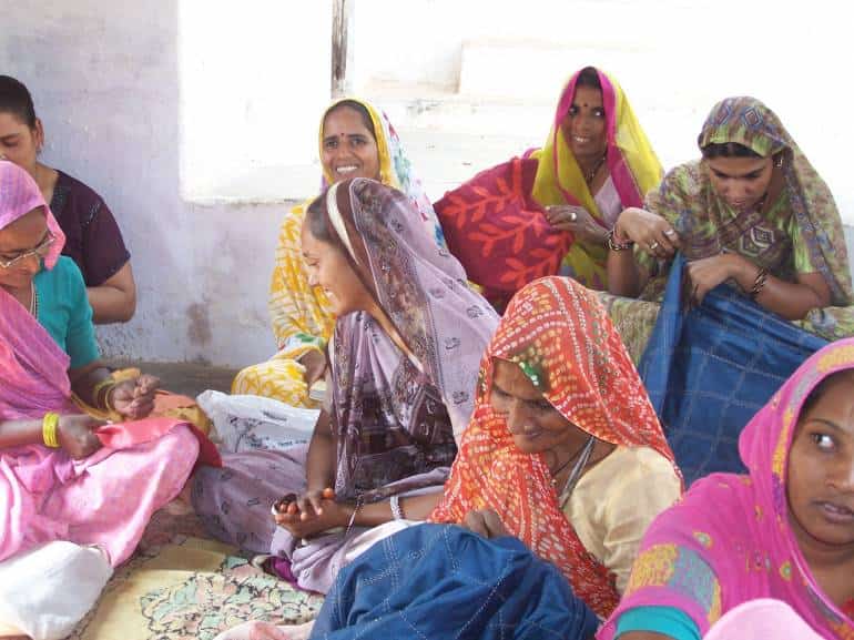 Индийские женщины работают с хлопком