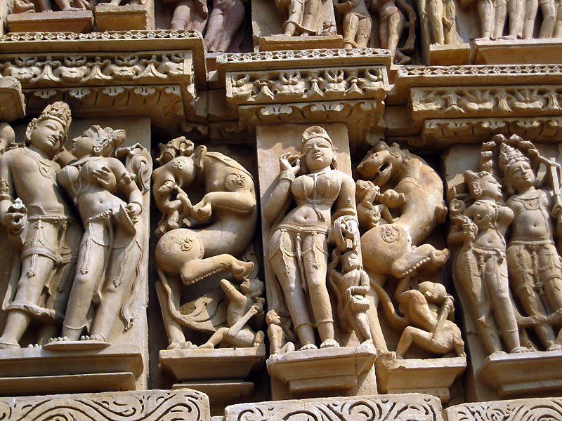 Барельеф в индийском храме секса