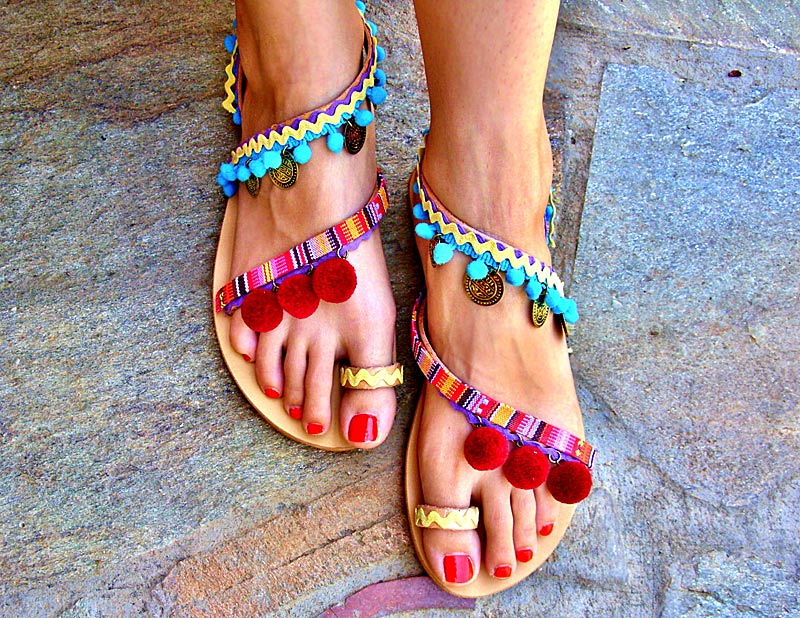 Индийская обувь с помпонами