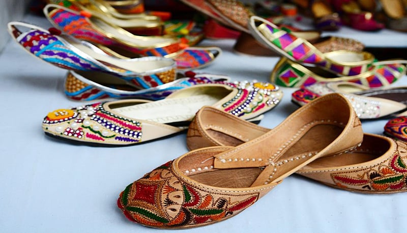 Обувь в индийском стиле