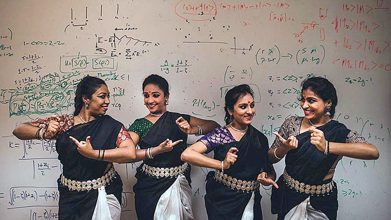 Индийский танец в исполнении студенток