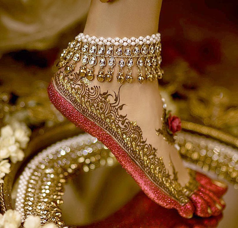 Индийские украшения на ногу