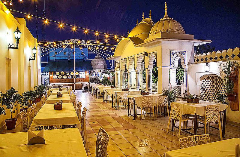 Handi кормит вкусностями Муглая