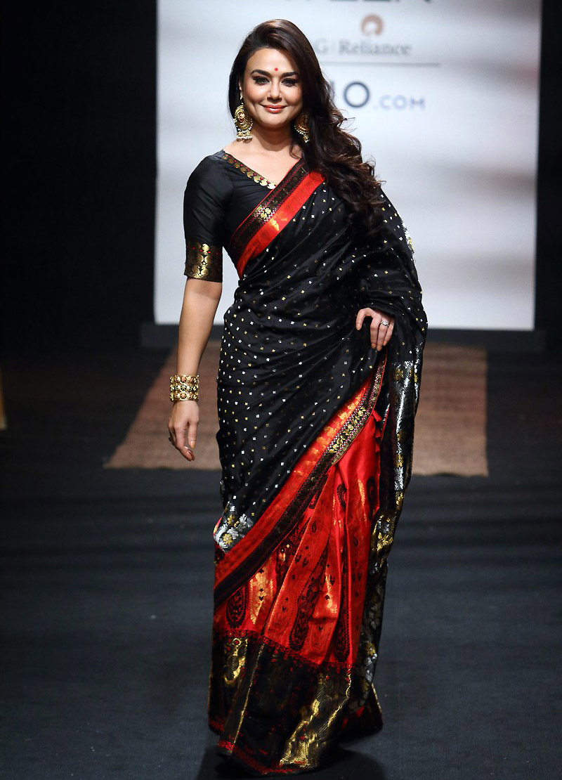 Сари канджеварам на подиуме