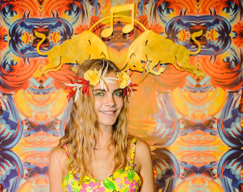 Кара Делевинь на карнавале