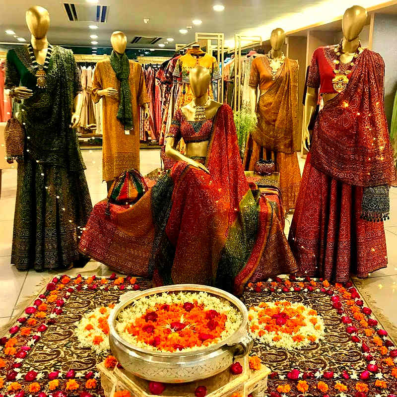 Составить лук с платьями