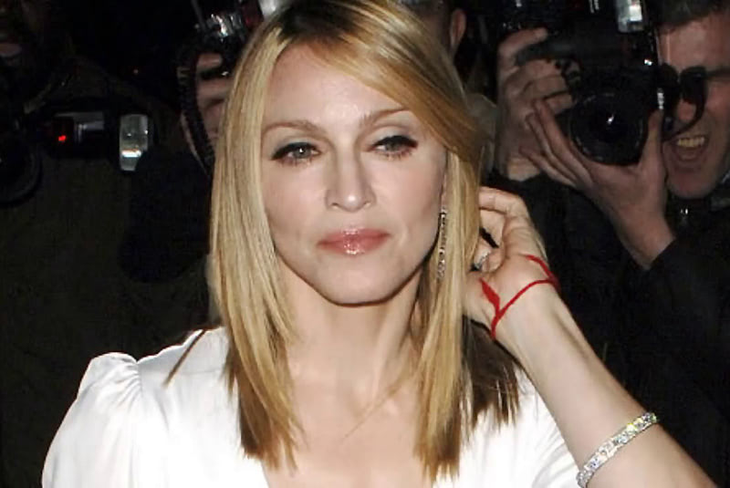 Красная нитка на запястье Мадонны