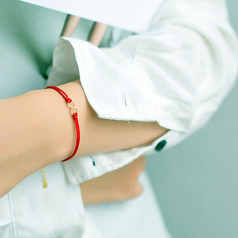 Красная нитка Каббалы на левом запястье