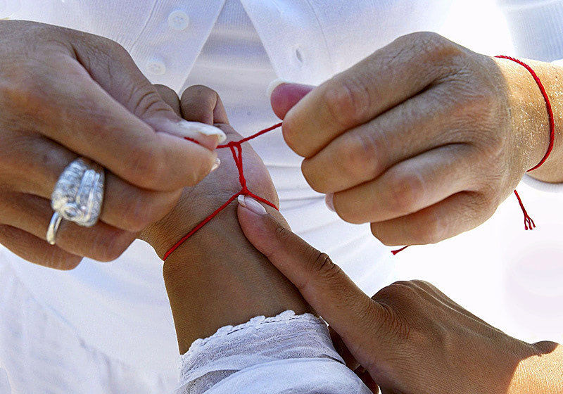 Красная нитка на руке ребенка