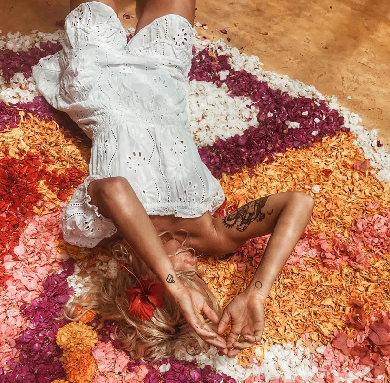 Хлопковое платье белого цвета кружевное