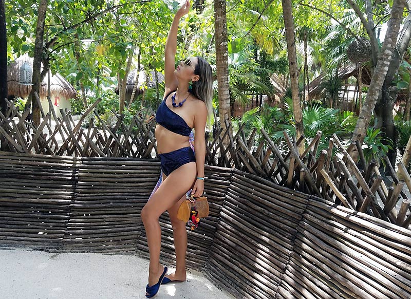 Лето 2018: модный купальник синего цвета через плечо