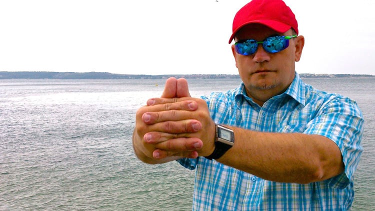 Мужчина делает йога мудру