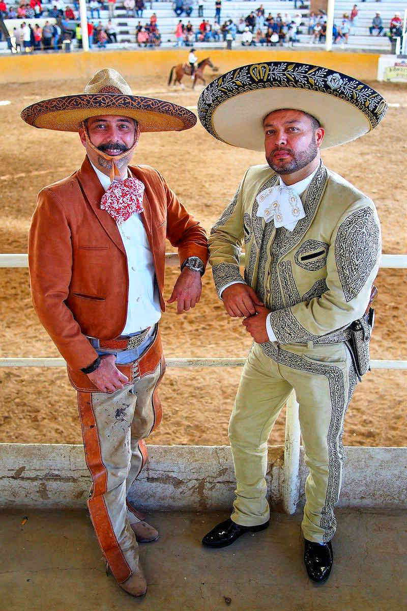 Национальные красивые костюмы