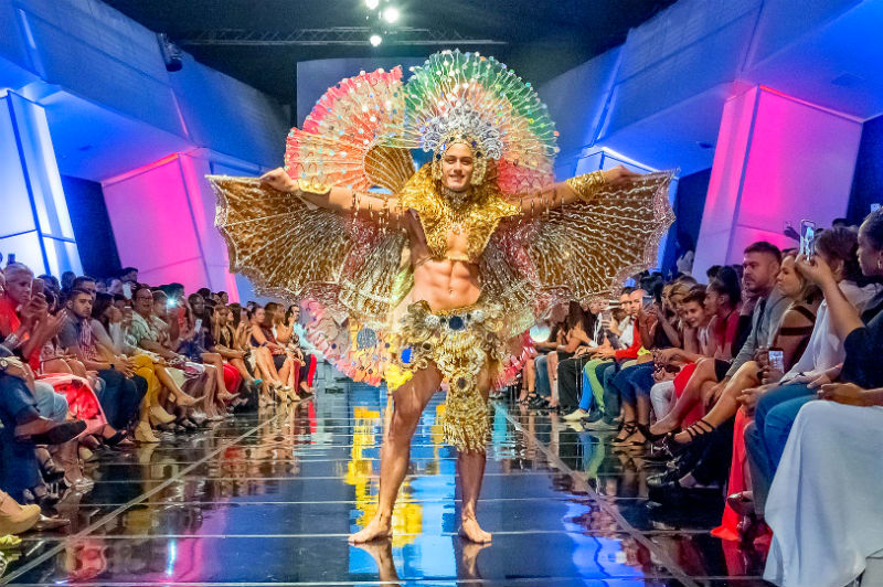 Национальные красивые костюмы