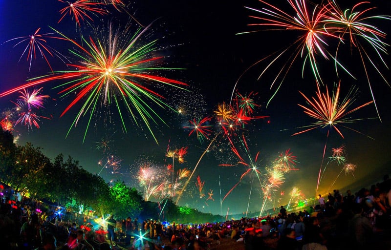 Праздничный фейерверк на Новый год в Индии