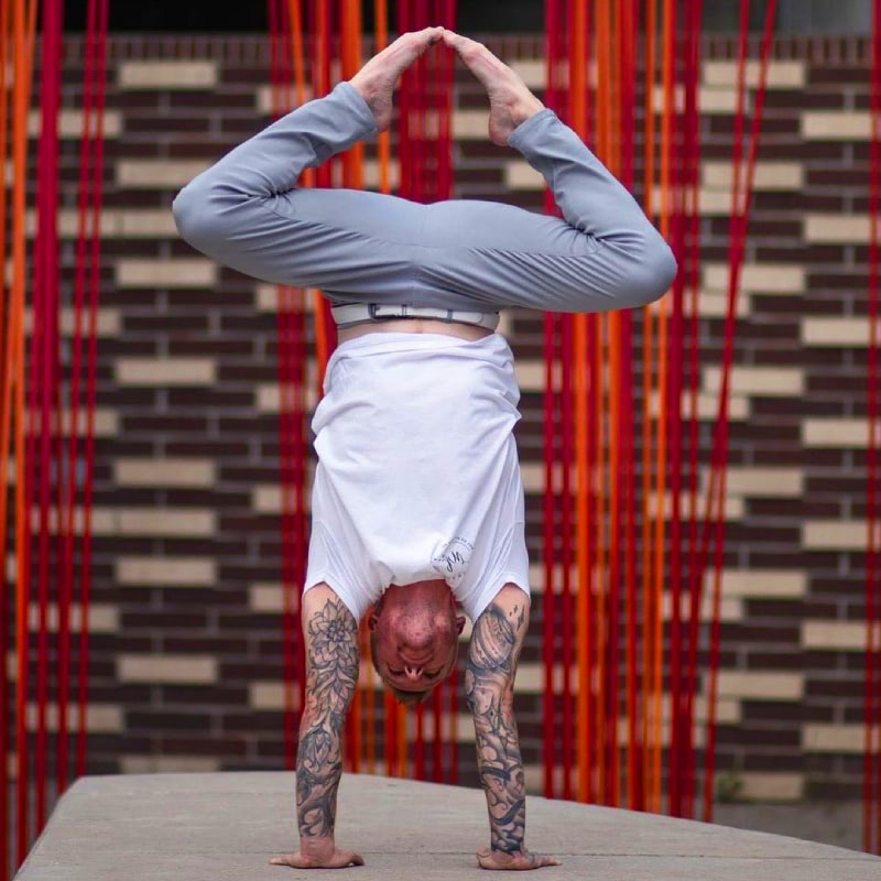 Мужчины и одежда для йоги