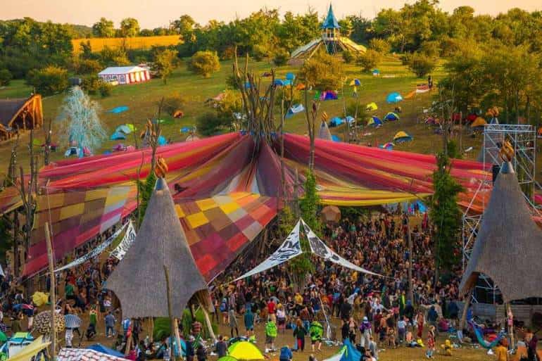 Территория фестиваля превращается в настоящий город