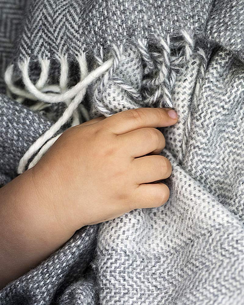 Красивый серый теплый плед