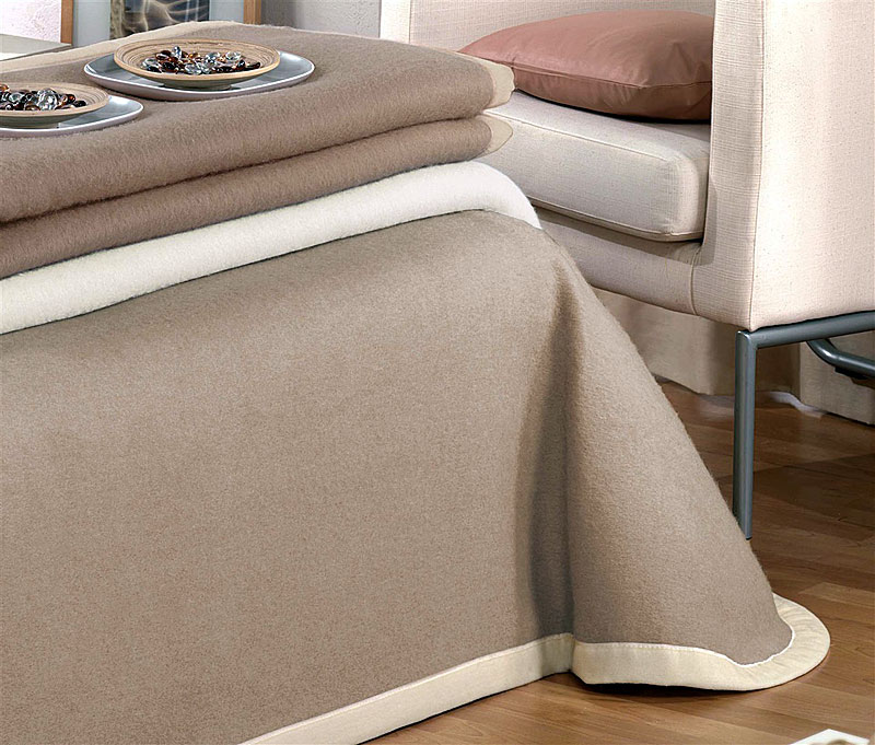 Кашемировый плед в спальню