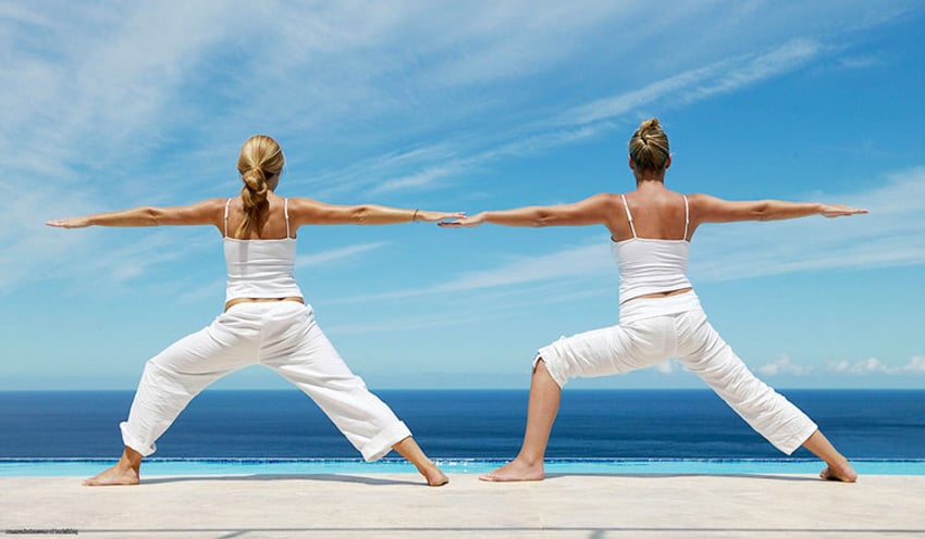 Белая одежда для занятий йогой