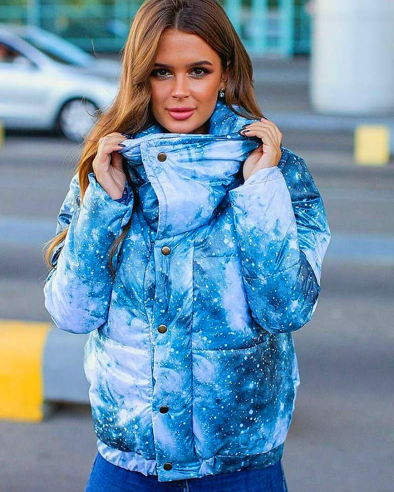 Модный пуховик космическая расцветка