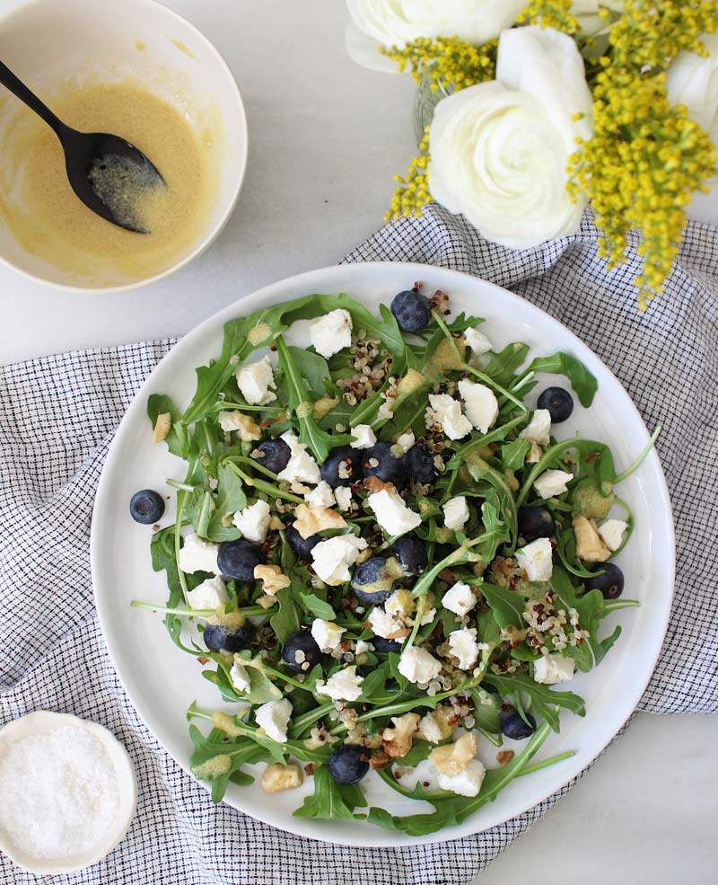 Рецепт июня — салат из черники и рукколы