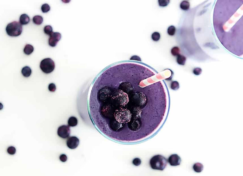 5 лучших рецептов июля — смузи из черники и авокадо